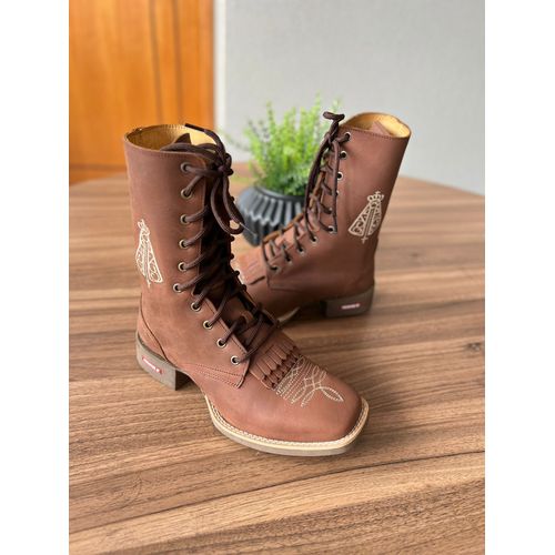 COTURNO COUNTRY EM COURO MARROM BORDADO NOSSA SENH... - Botas Texanas Bruto