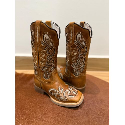 PRONTA ENTREGA - BOTA TEXANA EM COURO CARAMELO A L... - Botas Texanas Bruto