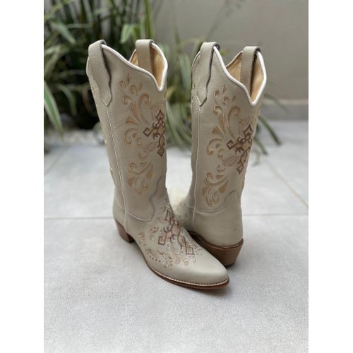 BOTA TEXANA EM COURO OFF WHITE BORDADO CRUZ E RAMO... - Botas Texanas Bruto