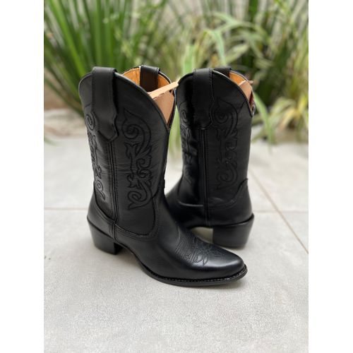 BOTA TEXANA EM COURO PRETO BORDADO PRETO BICO FINO... - Botas Texanas Bruto