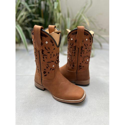 BOTA TEXANA EM COURO CARAMELO A LASER COM METAIS E... - Botas Texanas Bruto
