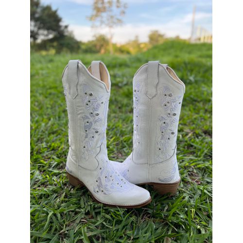 BOTA TEXANA EM COURO BRANCO COM METAIS BICO FINO S... - Botas Texanas Bruto