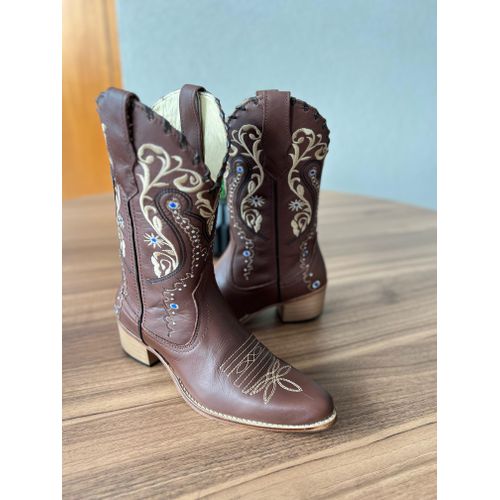 BOTA TEXANA EM COURO MARROM BORDADO TRIBAL COM TRI... - Botas Texanas Bruto