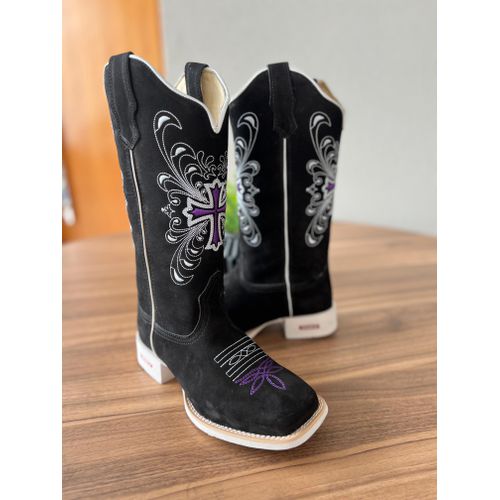 BOTA TEXANA EM COURO NOBUCK PRETO BORDADO CRUZ E F... - Botas Texanas Bruto