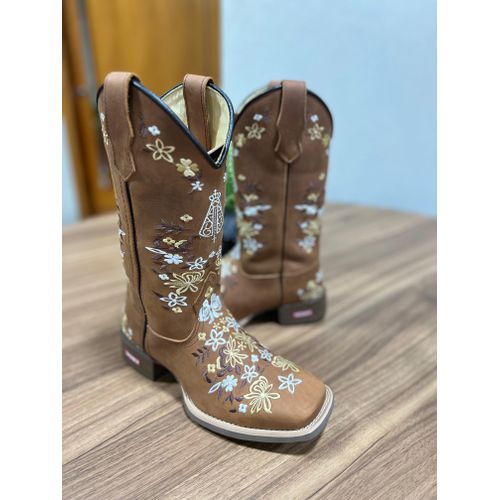 BOTA TEXANA EM COURO CARAMELO BORDADO FLORES + NOS... - Botas Texanas Bruto