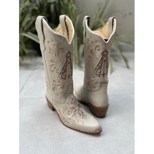 BOTA TEXANA EM COURO OFF WHITE BORDADO NOSSA SENHO... - Botas Texanas Bruto