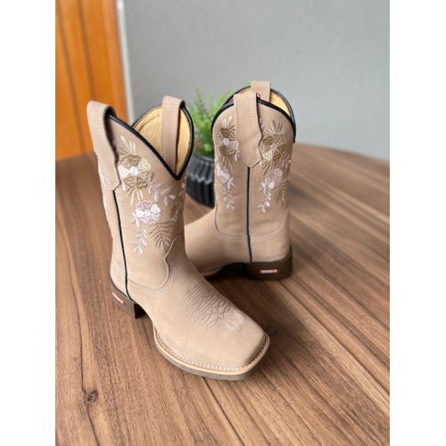 BOTA TEXANA EM COURO NOBUCK AREIA BORDADO FLORES B... - Botas Texanas Bruto