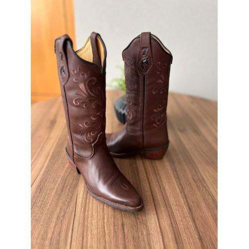 BOTA TEXANA EM COURO BORDADO MARROM BICO FINO SOLA... - Botas Texanas Bruto