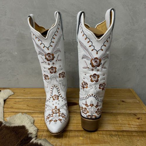 BOTA TEXANA EM COURO BRANCO BORDADO FLORES COLORID... - Botas Texanas Bruto