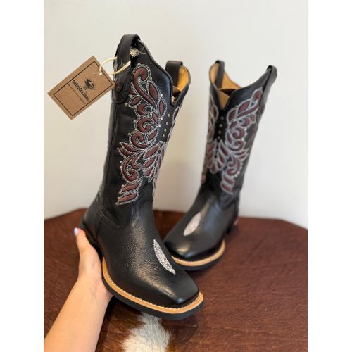 BOTA TEXANA EM COURO PRETO ESTILIZADO EM ARRAIA BO... - Botas Texanas Bruto