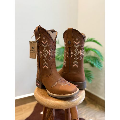BOTA TEXANA EM COURO HAVANA BORDADO SETAS ROSA E M... - Botas Texanas Bruto