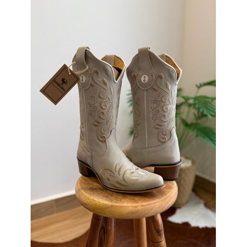 BOTA TEXANA EM COURO OFF WHITE BORDADO RAMOS BEGE ... - Botas Texanas Bruto