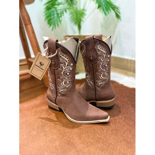 BOTA TEXANA EM COURO BORDADA COM STRASS E METAIS C... - Botas Texanas Bruto
