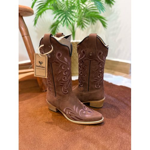 BOTA TEXANA EM COURO BORDADO RAMOS MARROM BICO FIN... - Botas Texanas Bruto
