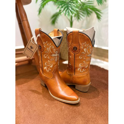 BOTA TEXANA EM COURO MOSTARDA BORDADO CRUZ BICO FI... - Botas Texanas Bruto