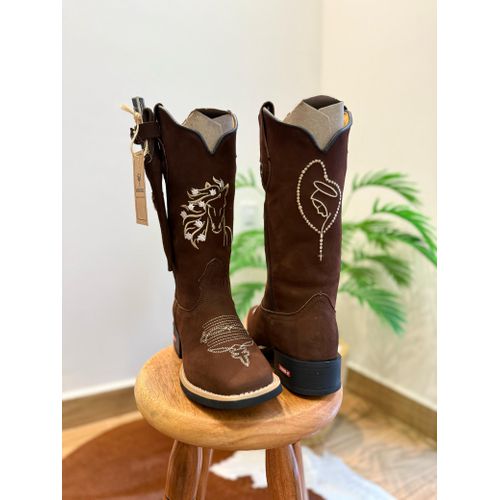 KIT BOTA TEXANA EM COURO BORDADO CAVALO E NOSSA SE... - Botas Texanas Bruto