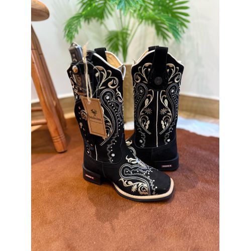 KIT BOTA TEXANA EM COURO PRETO NOBUCK BORDADO TRIB... - Botas Texanas Bruto