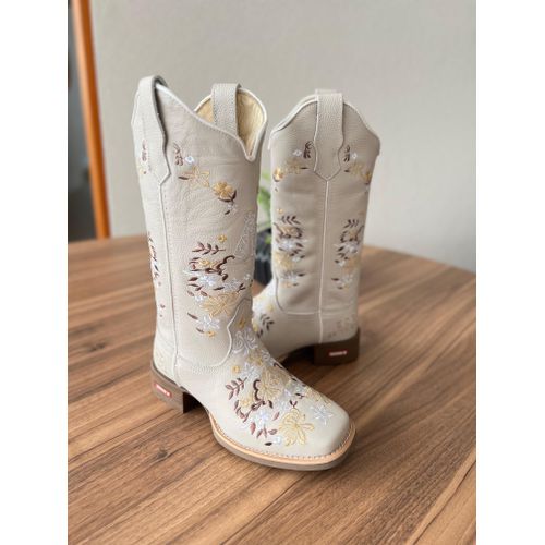 BOTA TEXANA EM COURO OFF WHITE BORDADO CLARO FLORE... - Botas Texanas Bruto