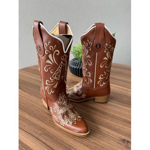 BOTA TEXANA EM COURO MUSTANG BORDADO NOSSA SENHORA... - Botas Texanas Bruto