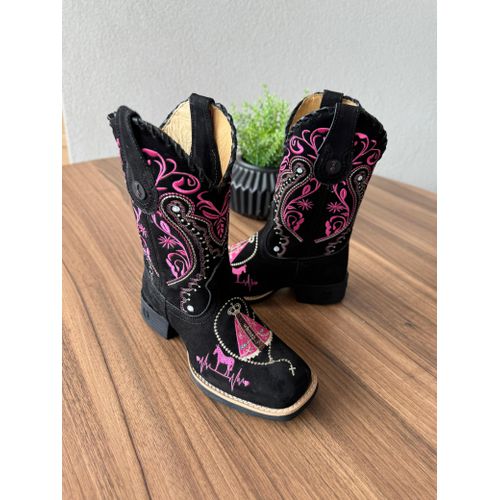 BOTA TEXANA EM COURO NOBUCK PRETO BORDADO NOSSA SE... - Botas Texanas Bruto