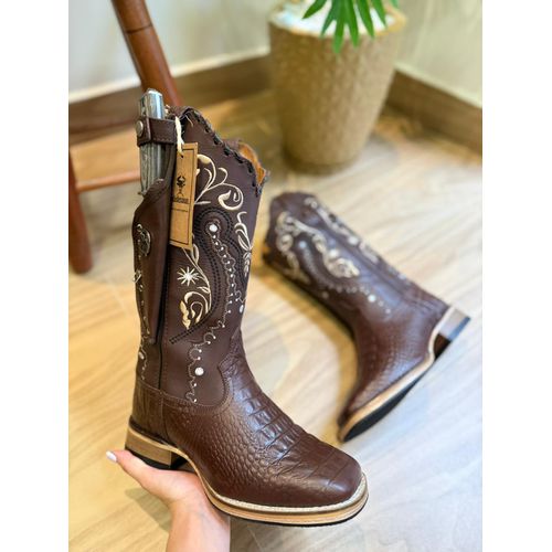 BOTA TEXANA EM COURO ESTILIZADO JACARÉ BORDADO TRI... - Botas Texanas Bruto