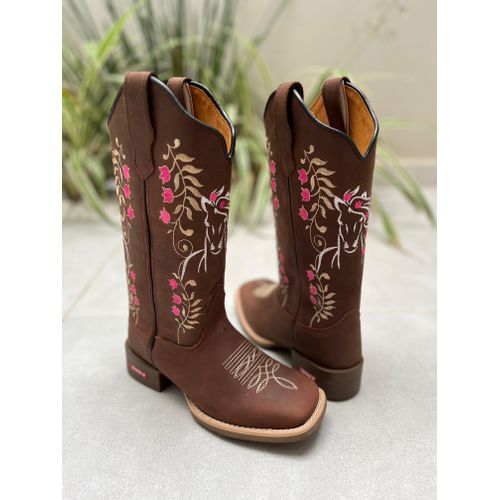 BOTA TEXANA EM COURO BORDADO CAVALO + FLORES - BTF... - Botas Texanas Bruto