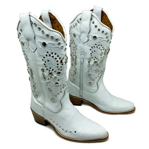 BOTA TEXANA EM COURO BRANCO BORDADA E COM METAIS B... - Botas Texanas Bruto