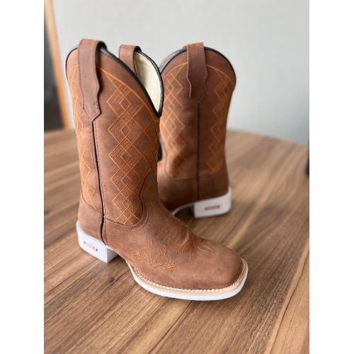 BOTA TEXANA EM COURO MARROM BORDADO LOSANGOS + FLO... - Botas Texanas Bruto