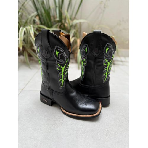 BOTA TEXANA EM COURO PRETO BORDADO VERDE - BTM139 - Botas Texanas Bruto
