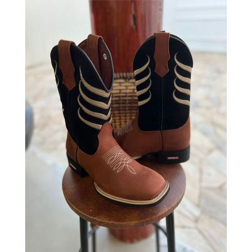 BOTA TEXANA EM COURO CANO PRETO BORDADA - BTM39 - Botas Texanas Bruto