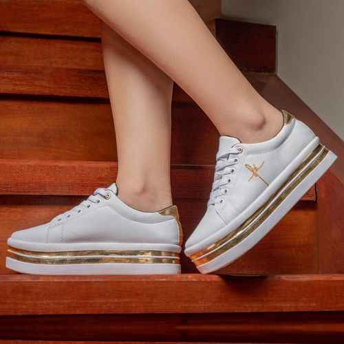 Tênis Feminino Branco Com Dourado Bordad... - GuGi