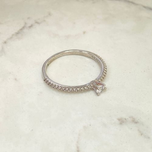 Anel Solitário Cravejado Cristal Folheado em Ródio... - IAIÁ Semijoias