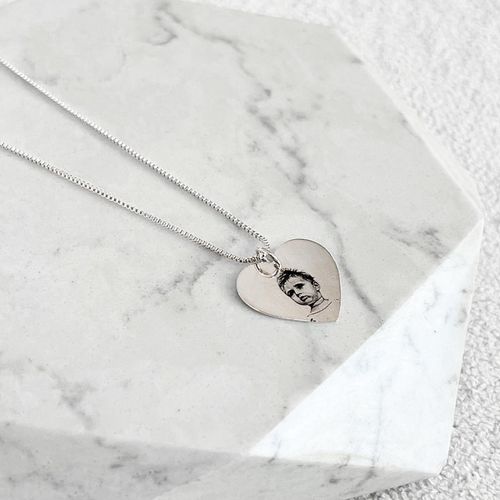 Colar Medalha Coração Personalizada Folheado em Pr... - IAIÁ Semijoias