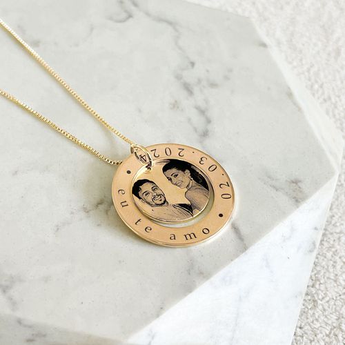 Colar Círculo Vazado com Medalha Personalizada Fol... - IAIÁ Semijoias