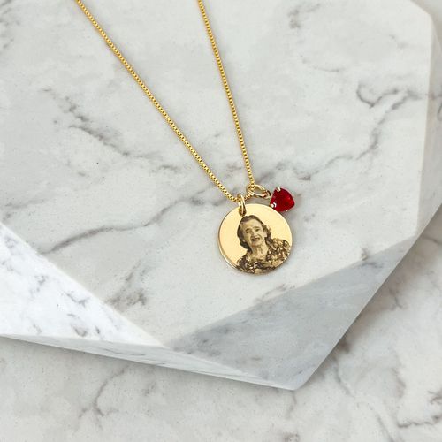 Colar Medalha M Personalizada Folheado em Ouro 18k - IAIÁ Semijoias