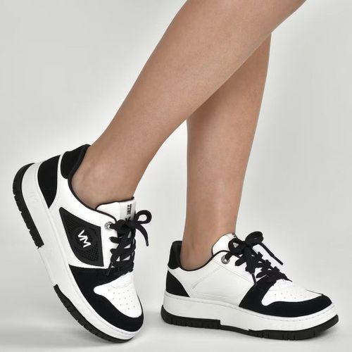 Tênis Feminino Casual Preto e Branco Via Marte - LOJASANTAROSA
