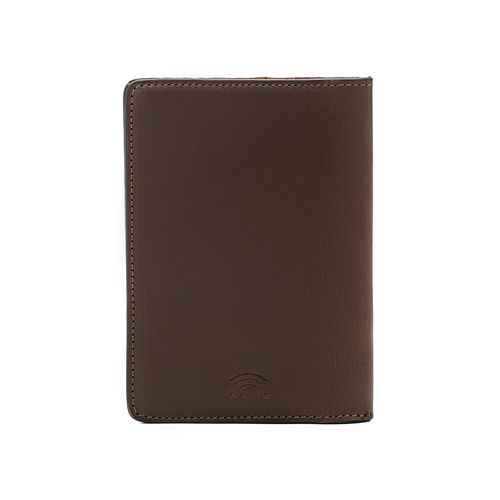 Porta passaporte de couro legítimo 16142 Salerno nas cores café e whisky, com bloqueio de aproximação RFID anti furto, ideal para viagens seguras e com estilo refinado.