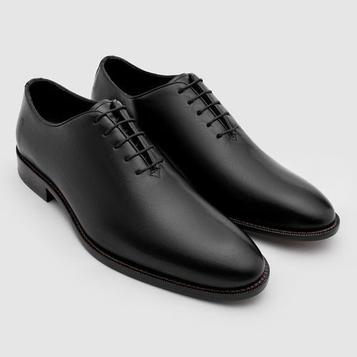 Sapato Wholecut masculino preto da Salerno Prime, confeccionado em couro legítimo, com design clássico e elegante, ideal para ambientes formais e de trabalho.