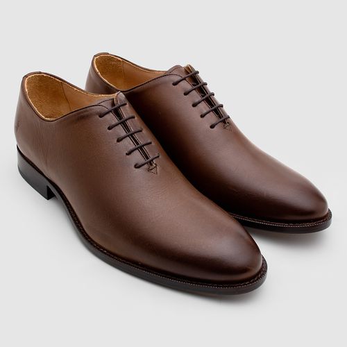 Sapato Wholecut masculino na cor tamarindo da Salerno Prime, confeccionado em couro legítimo, com design clássico e refinado, ideal para ocasiões formais e ambientes de trabalho.