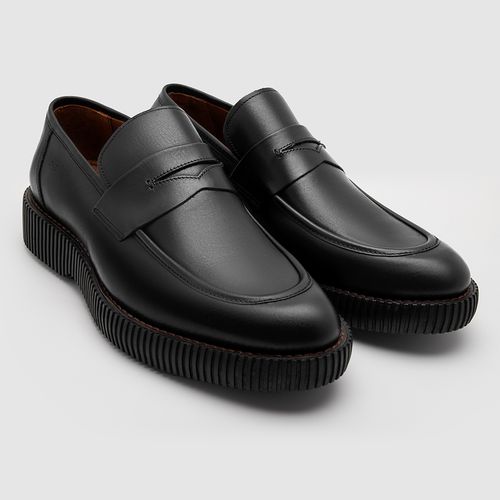 Sapato casual masculino loafer na cor Preto da Salerno Prime, confeccionado em couro legítimo, com design moderno e versátil, ideal para o dia a dia e ocasiões informais.
