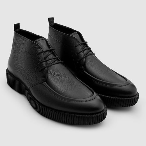 Coturno masculino preto da Salerno Prime, confeccionado em couro legítimo, com design robusto e elegante, ideal para compor looks casuais e para diversas ocasiões.