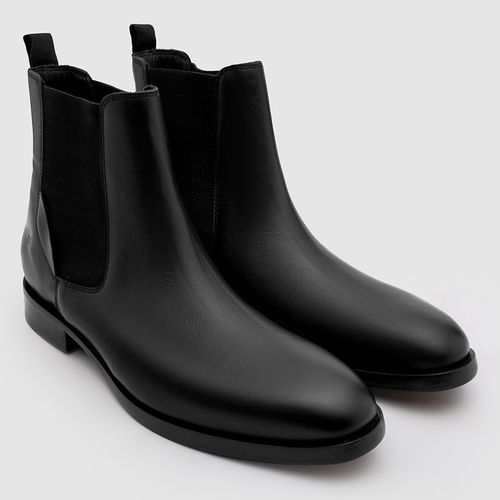 Bota Chelsea masculina preta da Salerno Prime, confeccionada em couro legítimo, com design elegante e prático, perfeita para looks sofisticados e para o dia a dia.