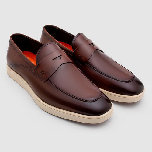 Sapato loafer masculino na cor havana da Salerno Prime, feito em couro legítimo, com design contemporâneo e elegante, ideal para compor looks sofisticados e casuais.