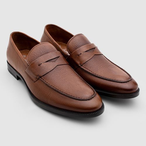 Sapato loafer masculino na cor conhaque da Salerno Prime, confeccionado em couro legítimo, com design elegante e versátil, ideal para ocasiões formais e informais.