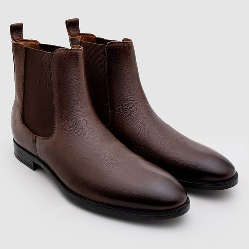 Bota chelsea masculina na cor pinhão da Salerno Prime, confeccionada em couro legítimo, com design moderno e sofisticado, perfeita para completar looks elegantes e casuais.