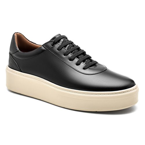 Tênis sneaker masculino preto com solado off white da Salerno Prime, feito em couro legítimo, combinando estilo moderno e conforto para o uso diário.