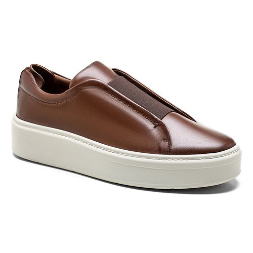 Tênis sneaker masculino castanho com solado off white da Salerno Prime, feito em couro legítimo, combinando estilo moderno e conforto para o uso diário.