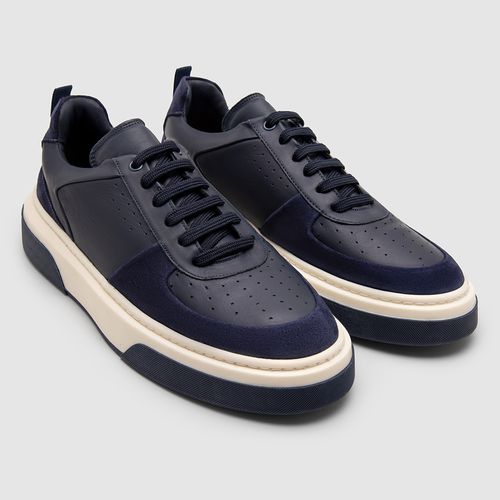Tênis casual masculino Sneakers Indigo Blue Salerno Prime com detalhes em branco e azul no solado