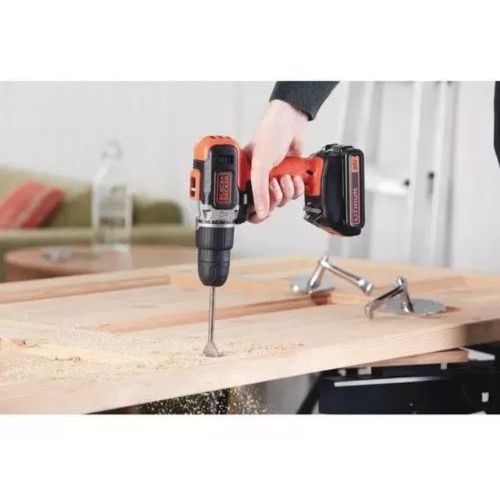 PARAFUSADEIRA BLACK & DECKER 20V VVR COM MALETA COM 1 BATERIA BCD704C1-BR