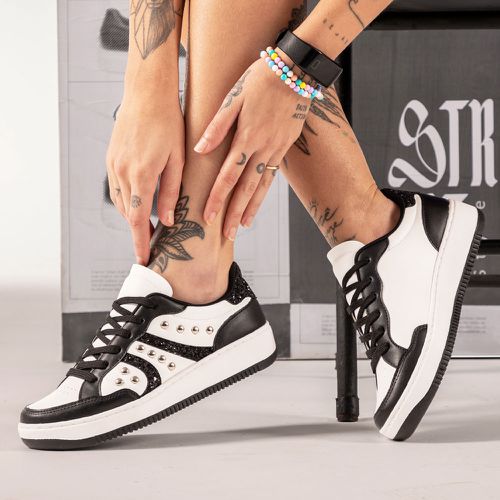 Tênis Feminino Sneakers com Metais Loren Branco e ... - USE VITTAL